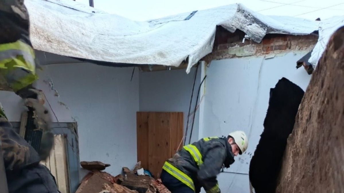 El techo de la vivienda se desplomó y la mujer quedó atrapada bajo los escombros. El techo de la vivienda se desplomó y la mujer quedó atrapada bajo los escombros.