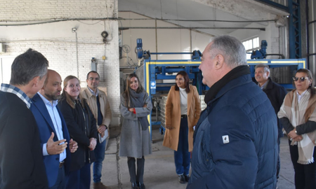 El ministro Puccini y la ministra Tejeda, recorrieron la fábrica Bahía, que realiza conservas y derivados de frutillas. El ministro Puccini y la ministra Tejeda, recorrieron la fábrica Bahía, que realiza conservas y derivados de frutillas.