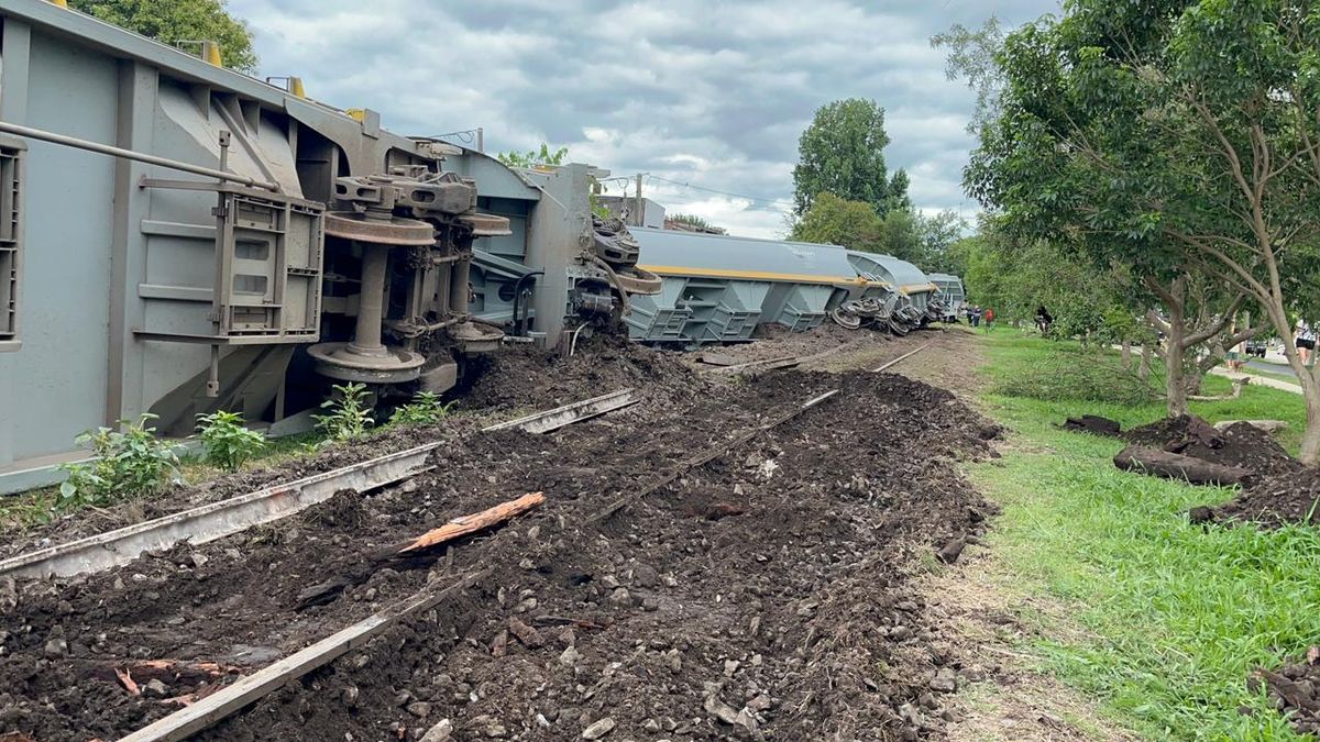 El Tren Belgrano Cargas descarriló en la zona de Vélez Sarsfield y Gorostiaga, de la ciudad de Santa Fe.