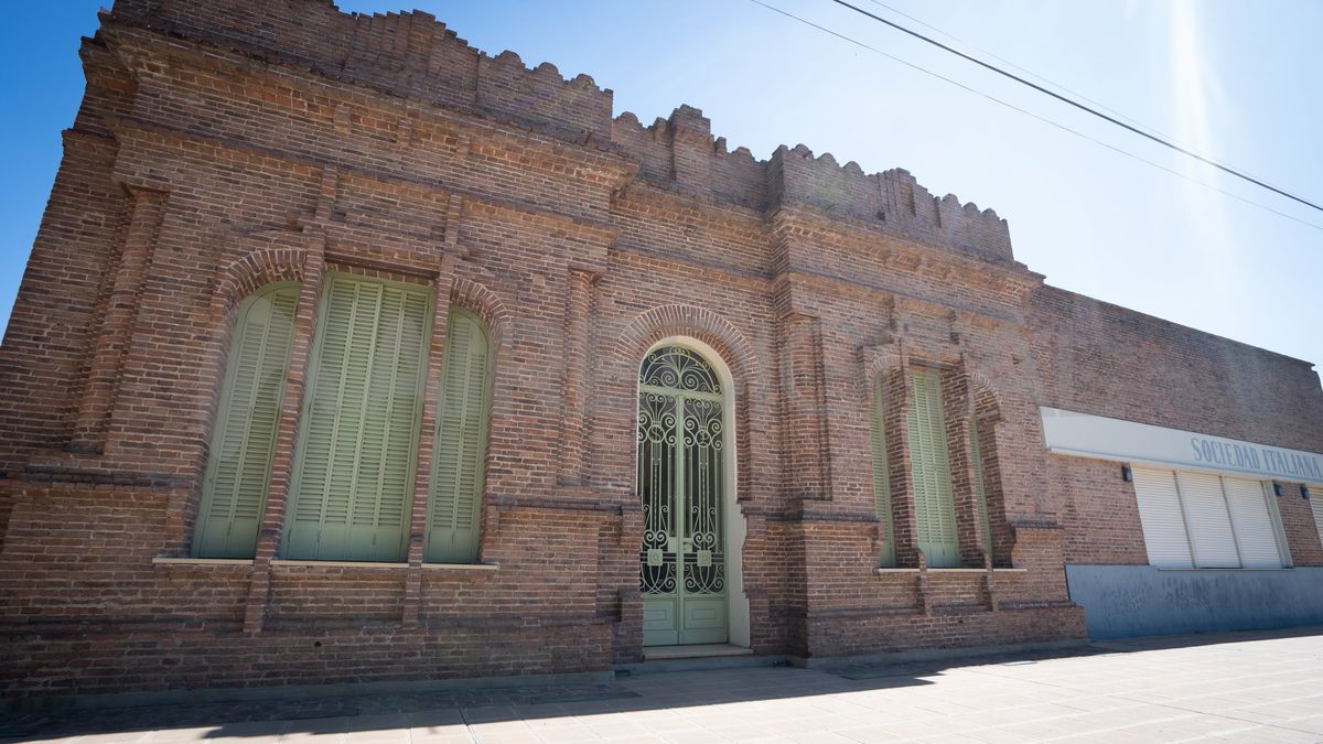 La sede de la Sociedad Italiana se ubica sobre la calle San Juan, frente a la plaza 25 de Mayo, el inmueble se puso en valor en 2013 cuando cumplió 100 años.