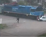 Un tren embistió a un auto con 6 pasajeros que quedó varado en las vías: una mujer quedó atrapada dentro del vehículo Un tren embistió a un auto con 6 pasajeros que quedó varado en las vías: una mujer quedó atrapada dentro del vehículo