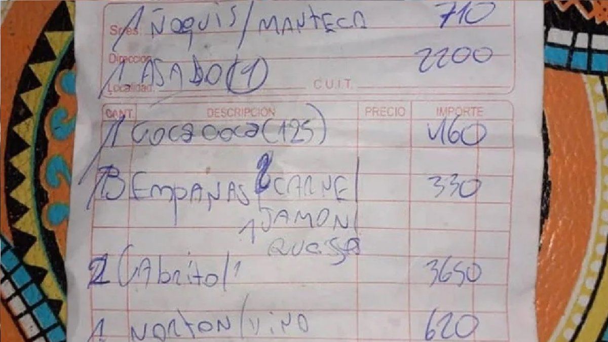 Indignación en Córdoba: fueron a comer a una parrilla, pagaron casi 9 mil pesos y le cobraron hasta el hielo