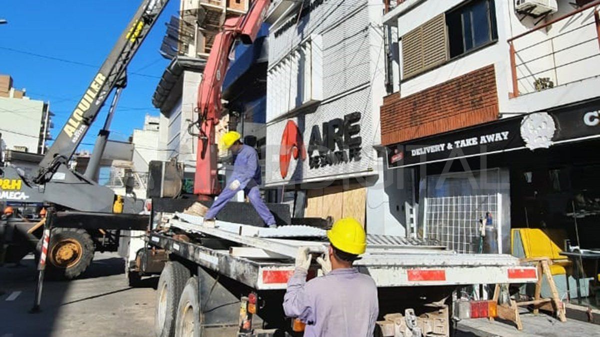 Esta mañana se realizaron maniobras para remover la fachada del multimedios AIRE