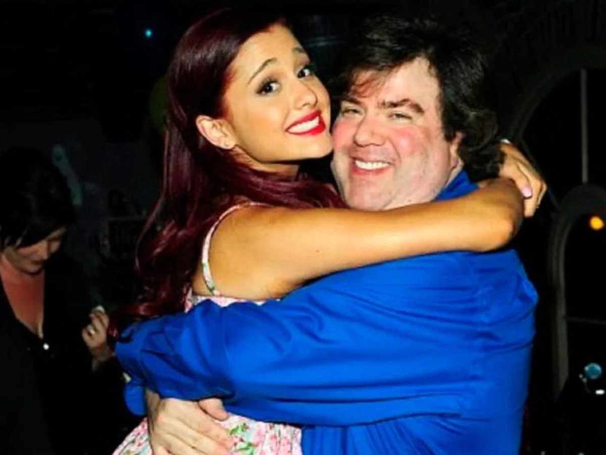 Dan Schneider junto a Ariana Grande en los inicios de su carrera en Nickelodeon. Dan Schneider junto a Ariana Grande en los inicios de su carrera en Nickelodeon.