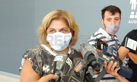 Según la ministra de Salud, Sonia Martorano, el lunes se comenzará a vacunar en geriátricos y posteriormente se continuará con la franja de adultos mayores, docentes y seguridad. Según la ministra de Salud, Sonia Martorano, el lunes se comenzará a vacunar en geriátricos y posteriormente se continuará con la franja de adultos mayores, docentes y seguridad.