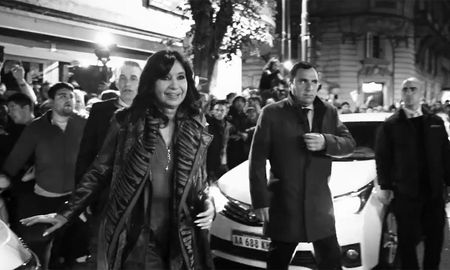 El video publicado por Cristina Kirchner tiene la inconfundible estética del film noir. El video publicado por Cristina Kirchner tiene la inconfundible estética del film noir.