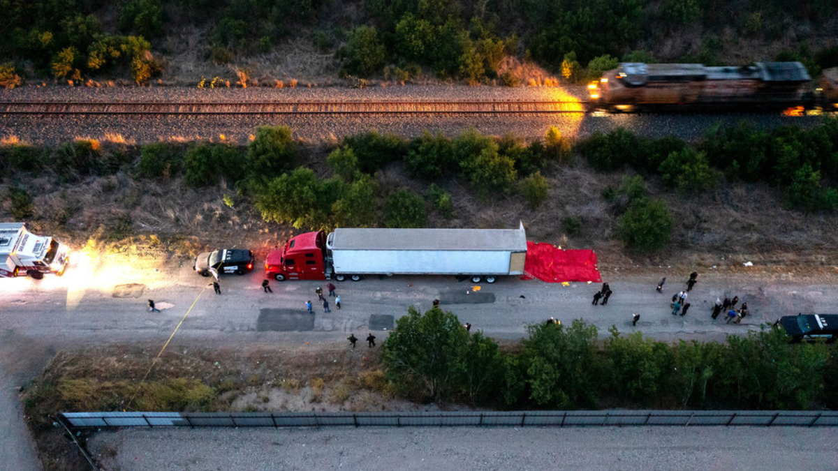 Son 50 los migrantes muertos dentro de un camión abandonado en Texas.