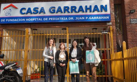 Casa Garrahan brinda alojamiento a niñas, niños y adolescentes, junto a sus madres, mientras cumplen tratamientos médicos ambulatorios, o esperan diagnósticos. Casa Garrahan brinda alojamiento a niñas, niños y adolescentes, junto a sus madres, mientras cumplen tratamientos médicos ambulatorios, o esperan diagnósticos.