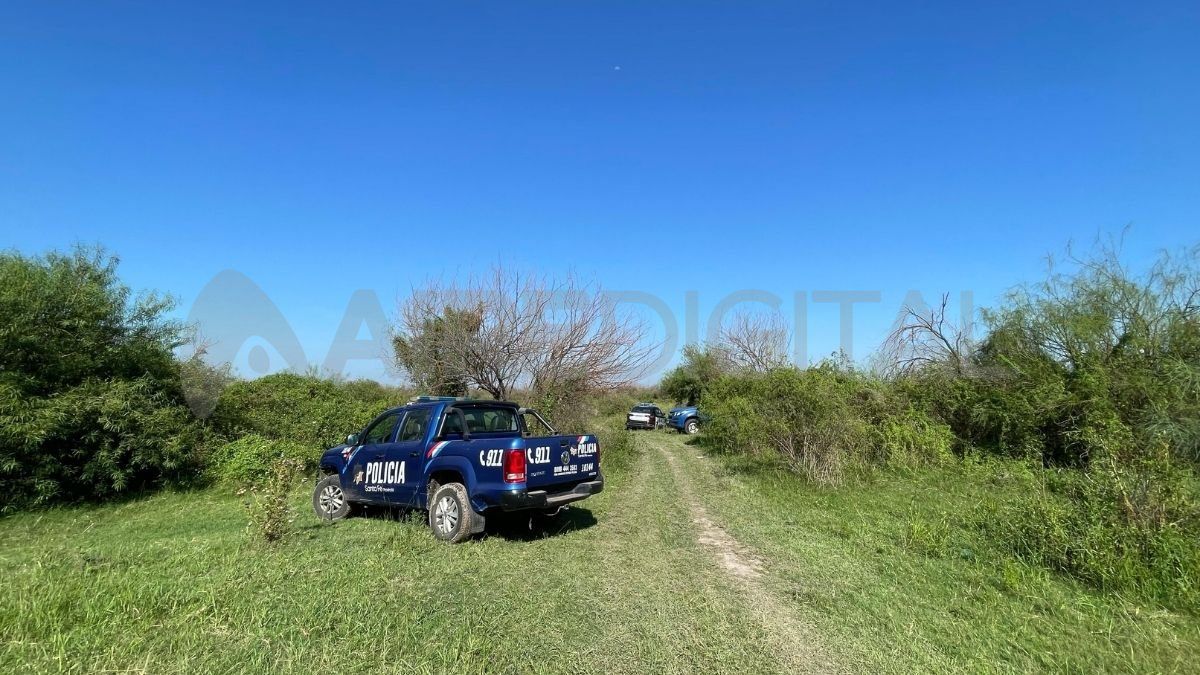 Personal de la policía de Santa Fe trabaja en la zona donde se produjo el hallazgo. Personal de la policía de Santa Fe trabaja en la zona donde se produjo el hallazgo.