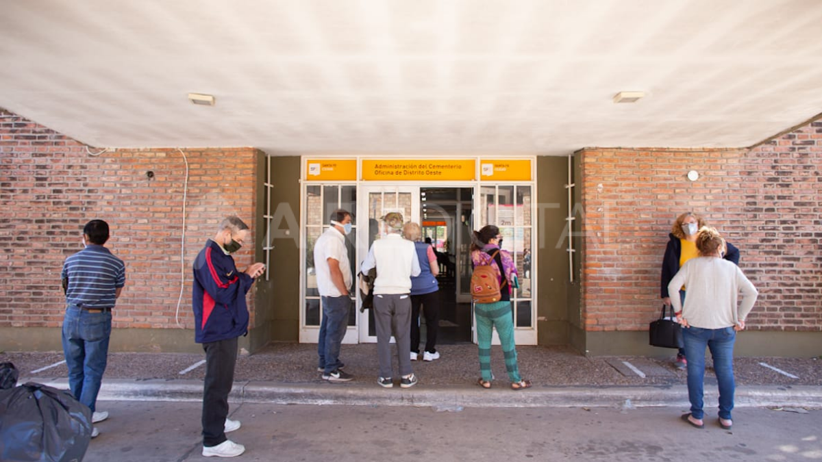 La puerta del Cementerio Municipal, escenario de largas colas desde la semana pasada