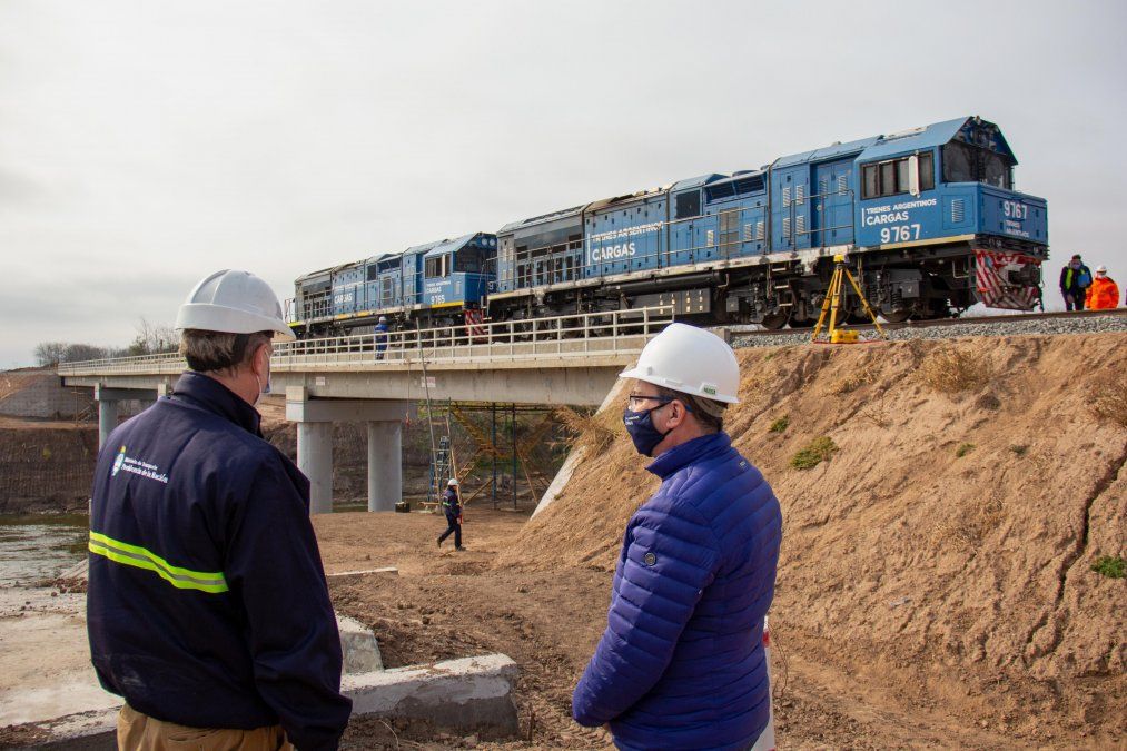 En el puernte sobre el río Carcarañá ya se realizó la prueba de carga. La primera descarga de granos en los puertos está prevista para septiembre.