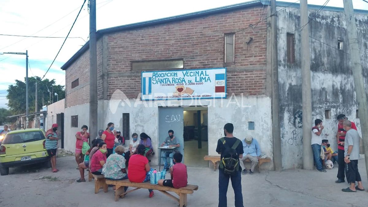 El comedor comunitario que funciona en la vecinal de Santa Rosa de Lima analiza cerrar sus puertas ante la imposibilidad de brindar las raciones de comida que los vecinos demandan todas las noches.
