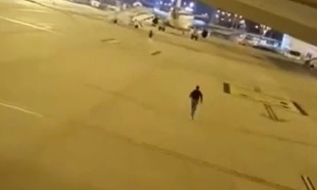 Los inmigrantes aprovecharon y salieron corriendo por la pista. Los inmigrantes aprovecharon y salieron corriendo por la pista.