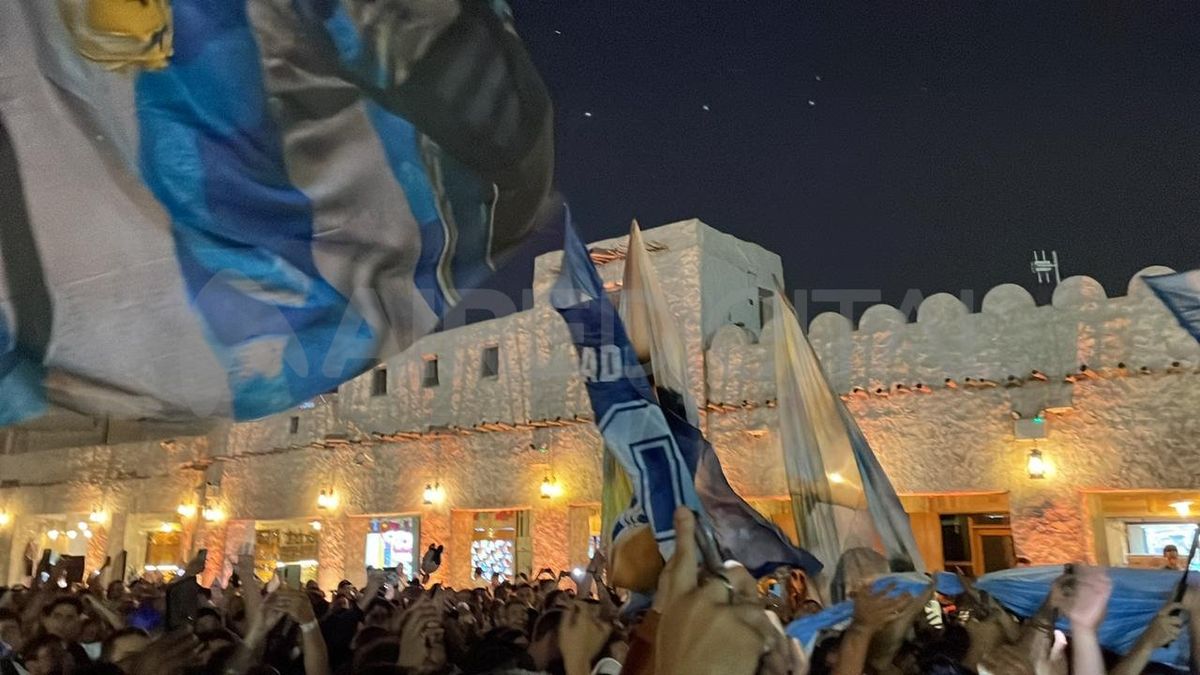 Cientos de hinchas argentinos se hicieron presentes este viernes en un banderazo en Doha.