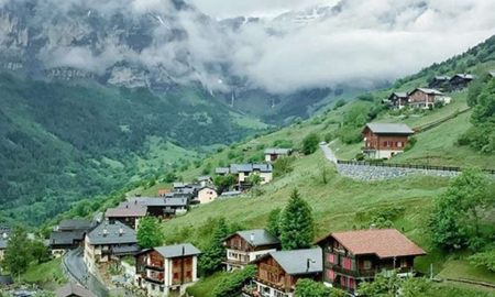 Un pueblo de Suiza ofrece 70 mil euros a las familias que se vayan a vivir allí: los requisitos Un pueblo de Suiza ofrece 70 mil euros a las familias que se vayan a vivir allí: los requisitos