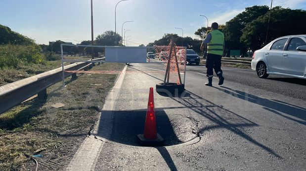 Un peligroso hundimiento en la ruta nacional 168 obligó a reducir la calzada con vallas y conos