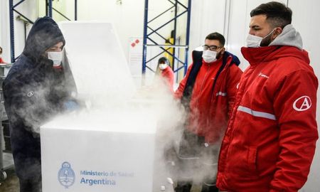 La logística de las partidas fue preparada este domingo y el Ministerio de Salud las distribuirá desde el lunes hasta el miércoles entre las provincias y Caba de manera proporcional. La logística de las partidas fue preparada este domingo y el Ministerio de Salud las distribuirá desde el lunes hasta el miércoles entre las provincias y Caba de manera proporcional.