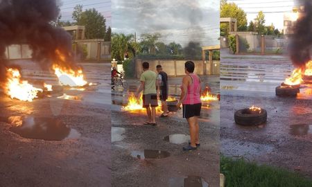 Vecinos de Recreo Sur prendieron fuego cubiertas y cortaron la Ruta Nacional 11. Vecinos de Recreo Sur prendieron fuego cubiertas y cortaron la Ruta Nacional 11.