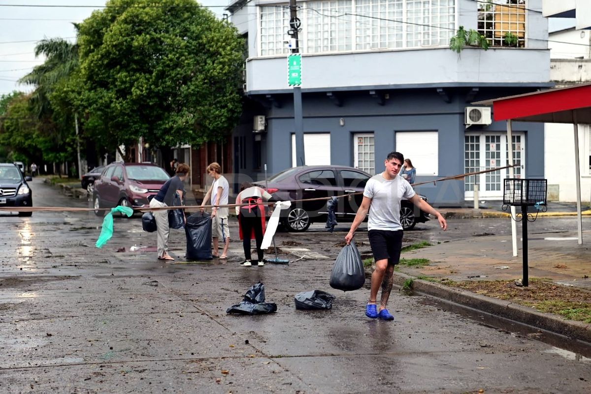 El agua provocó el anegamiento en varias calles de la ciudad de Santa Fe. El agua provocó el anegamiento en varias calles de la ciudad de Santa Fe.