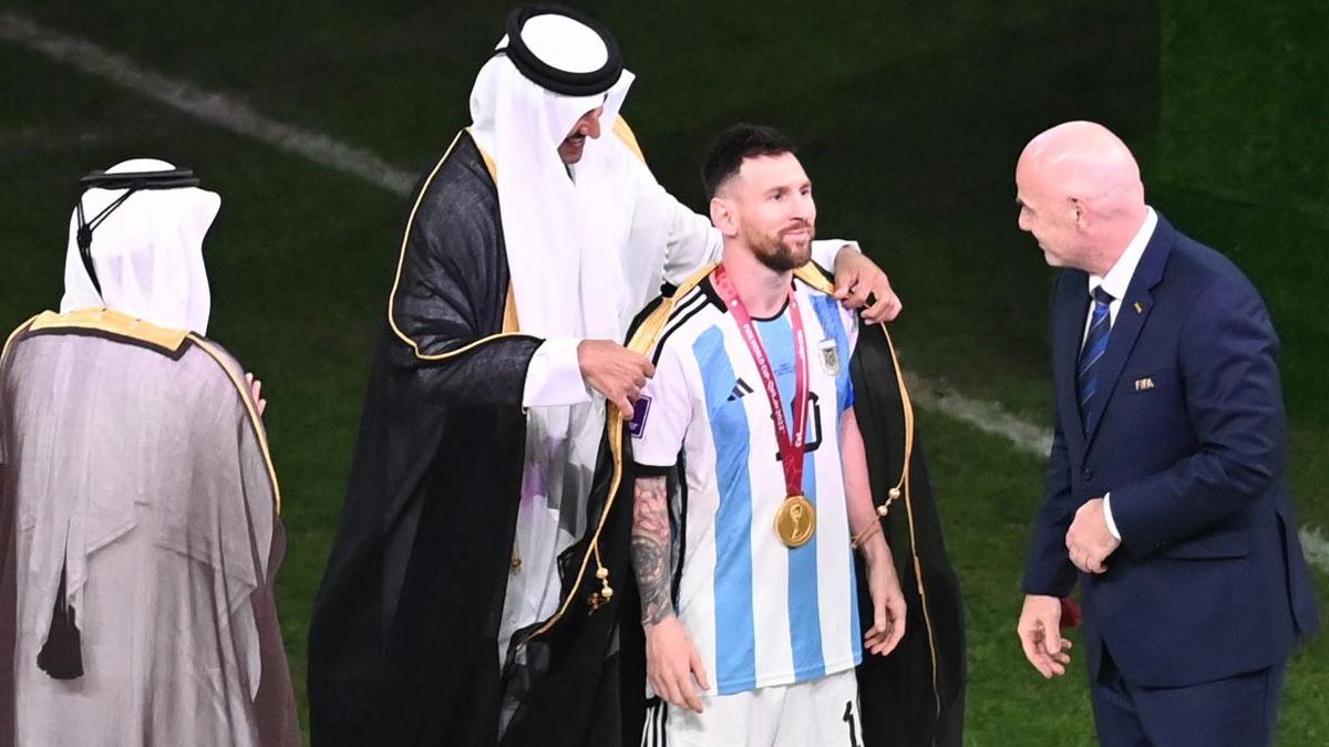 Los qataríes quedaron contentos con el gesto de Messi, que usó el bisht para recibir la Copa del Mundo.