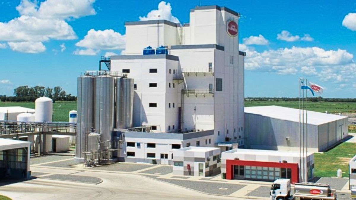 La empresa de la familia Gonella procesa diariamente 500.000 litros de leche en su planta de Franck