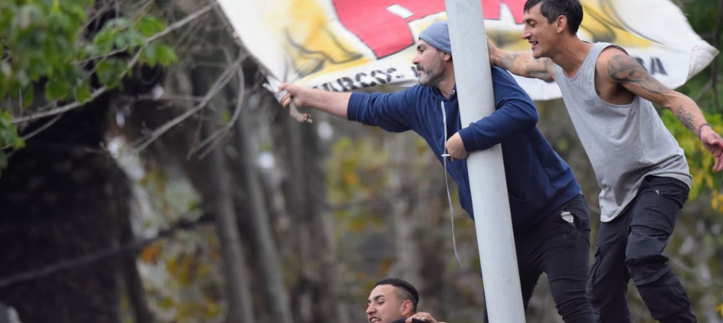 El último adiós al Indio, en fotos: masiva peregrinación hacia Avellaneda Desde todo el país, los fanáticos del Indio Solari llegaron a Avellaneda para el último adiós al popular músico.