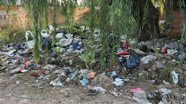 Basural a cielo abierto en Cuarto Pasaje y La Rioja, en barrio Santa Rosa de Lima.