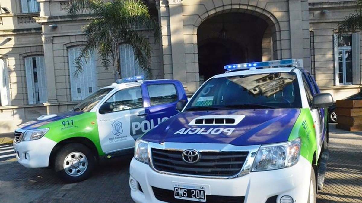 Video: un policía de la bonaerense juega a reventar un globo con su patrullero