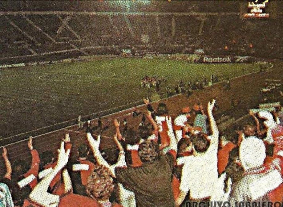 Los hinchas de Colón acompañan al equipo en Santiago de Chile