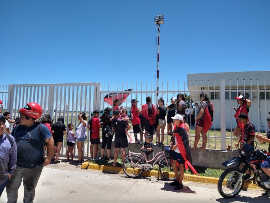 Una multitud de hinchas de Colón de Santa Fe despidieron al equipo previo a viajar rumbo a Santiago del Estero