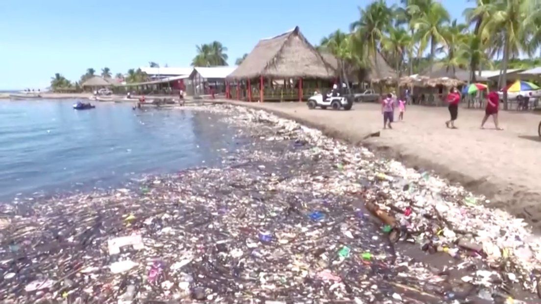 Video: un 'tsunami' de toneladas de basura inunda las playas de Honduras