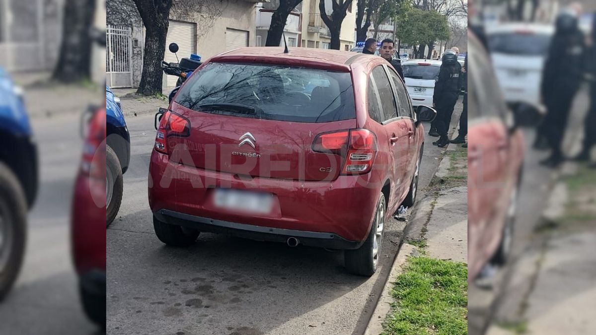 El auto en el que circulaban los atacantes fue hallado abandonado a seis cuadras del lugar del hecho. El auto en el que circulaban los atacantes fue hallado abandonado a seis cuadras del lugar del hecho.