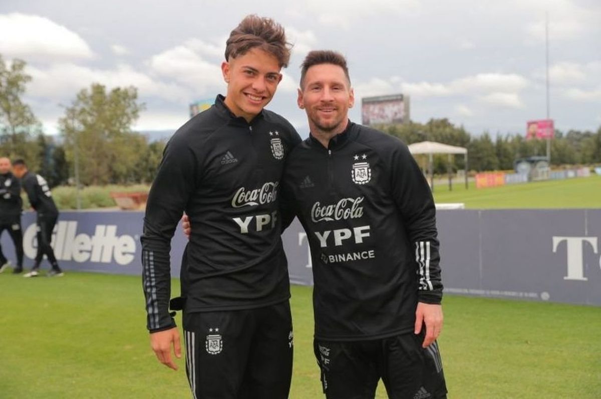 Agustín Giay junto a Lionel Messi en el predio de la AFA en Ezeiza.