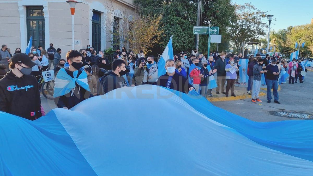 Así reclamaban volver a la atención de clientes en sus locales lo comerciantes de Reconquista este sábado por la tarde.