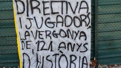 Barcelona, con una llegada complicada: insultos, pancartas y pedido de cambios radicales