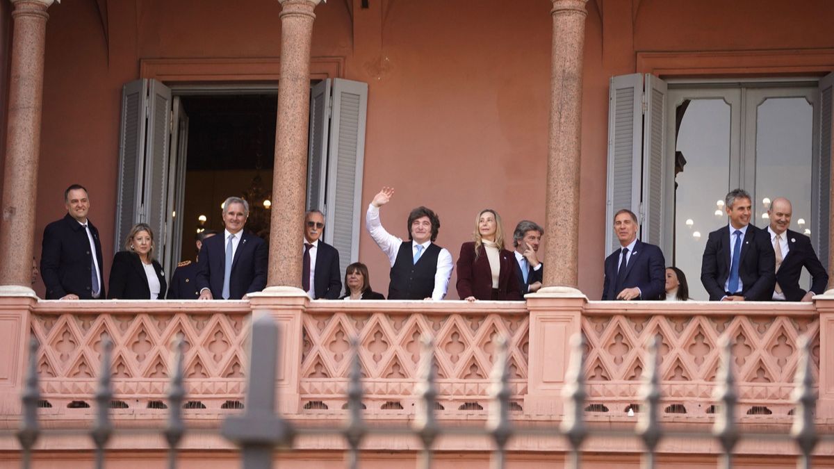 Javier Milei en el balcón de la Casa Rosada, con su gabinete pero sin la vicepresidenta, Victoria Villarruel. Javier Milei en el balcón de la Casa Rosada, con su gabinete pero sin la vicepresidenta, Victoria Villarruel.