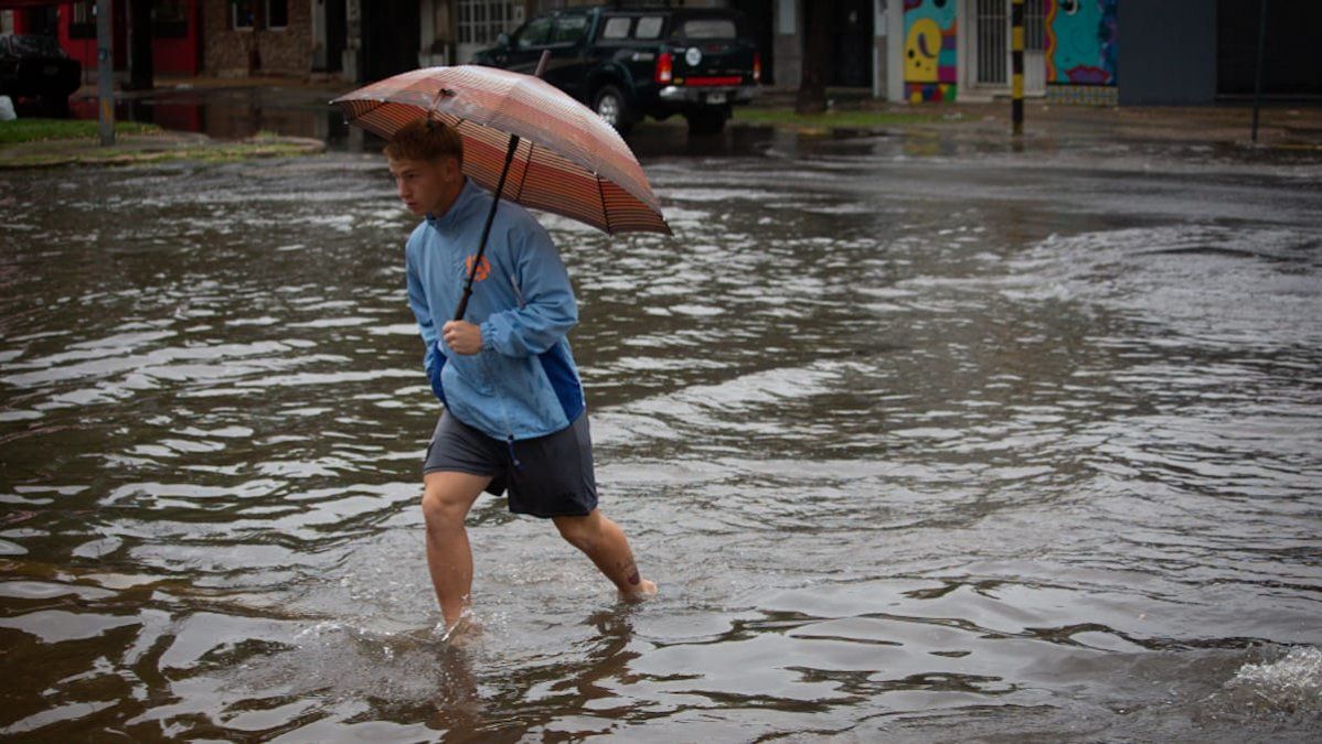 En la ciudad de Santa Fe, la lluvia acumuló más de 50 milímetros en dos horas y provocó anegamientos en las calles.