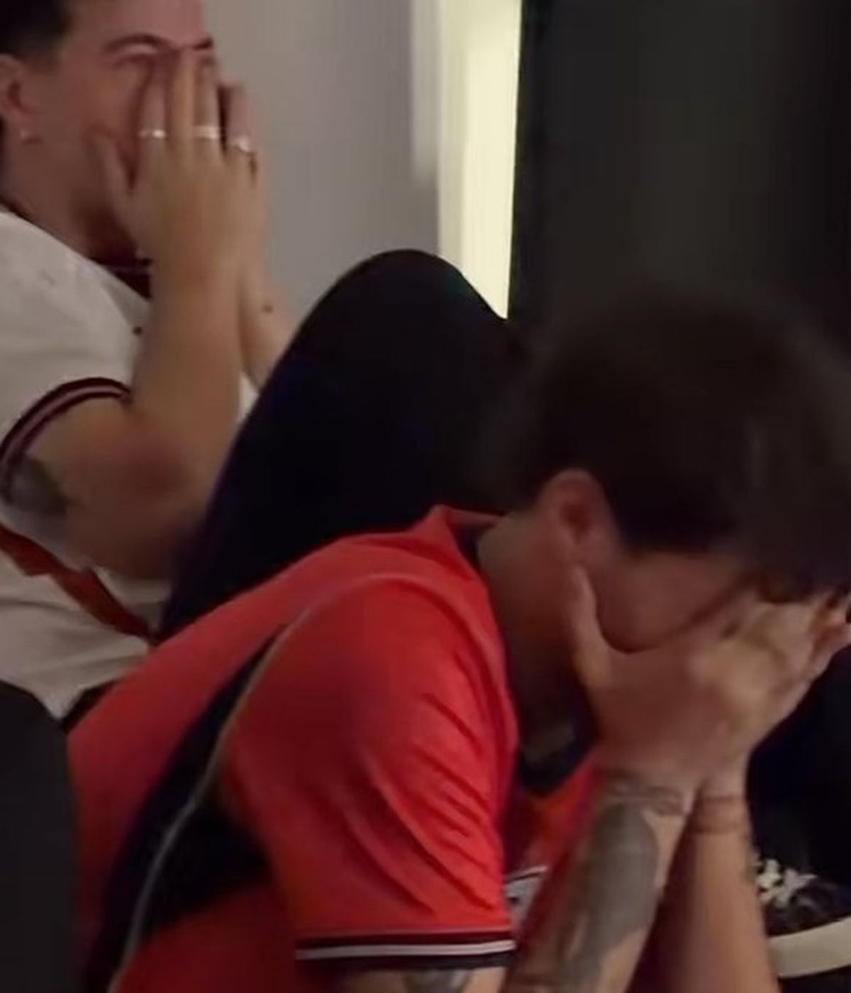 Louis Tomlinson, devastado, tras la derrota de Inglaterra. Louis Tomlinson, devastado, tras la derrota de Inglaterra.