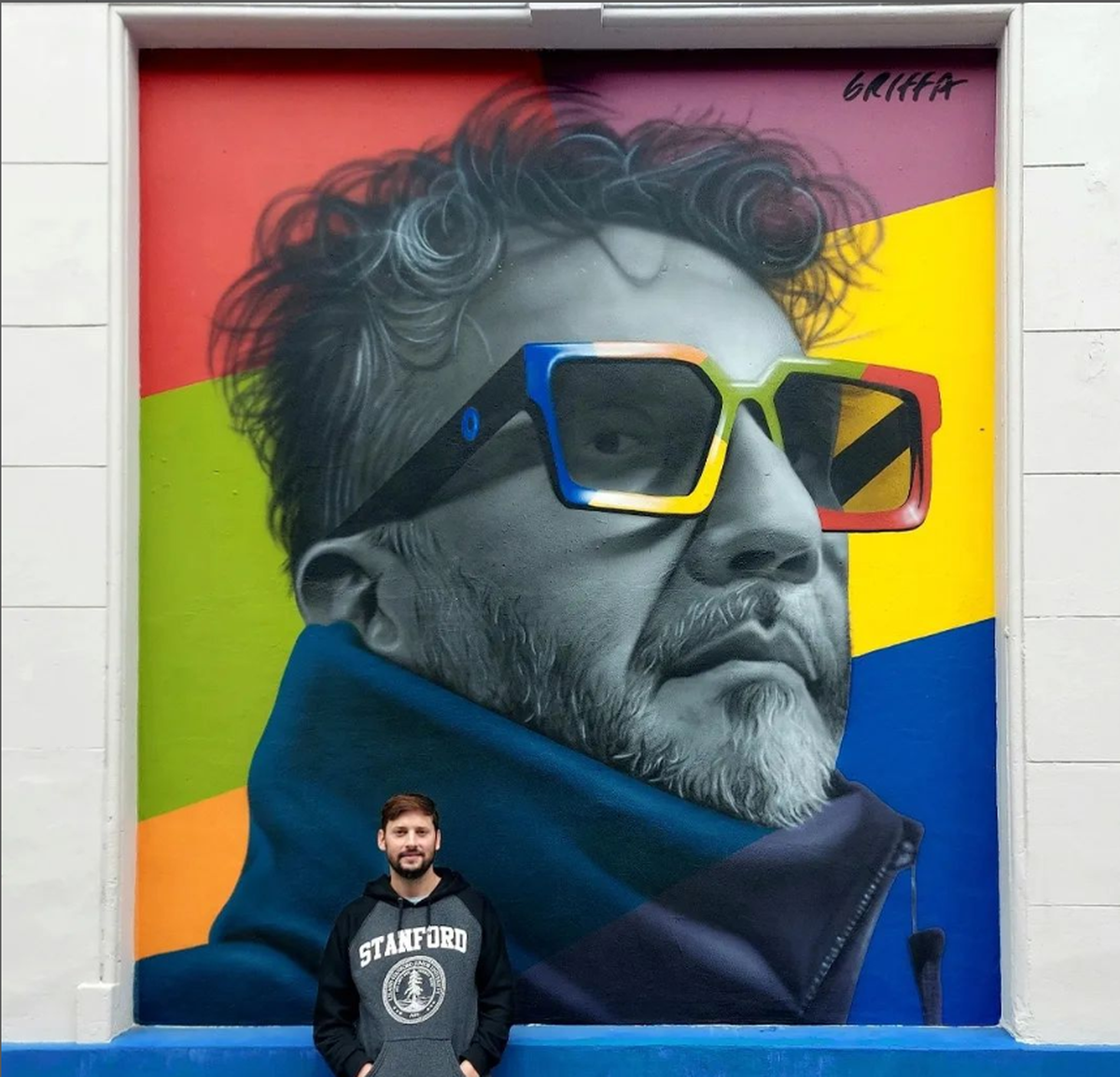 Gabriel Griffa junto a su mural de Fito Páez en Rosario. Gabriel Griffa junto a su mural de Fito Páez en Rosario.