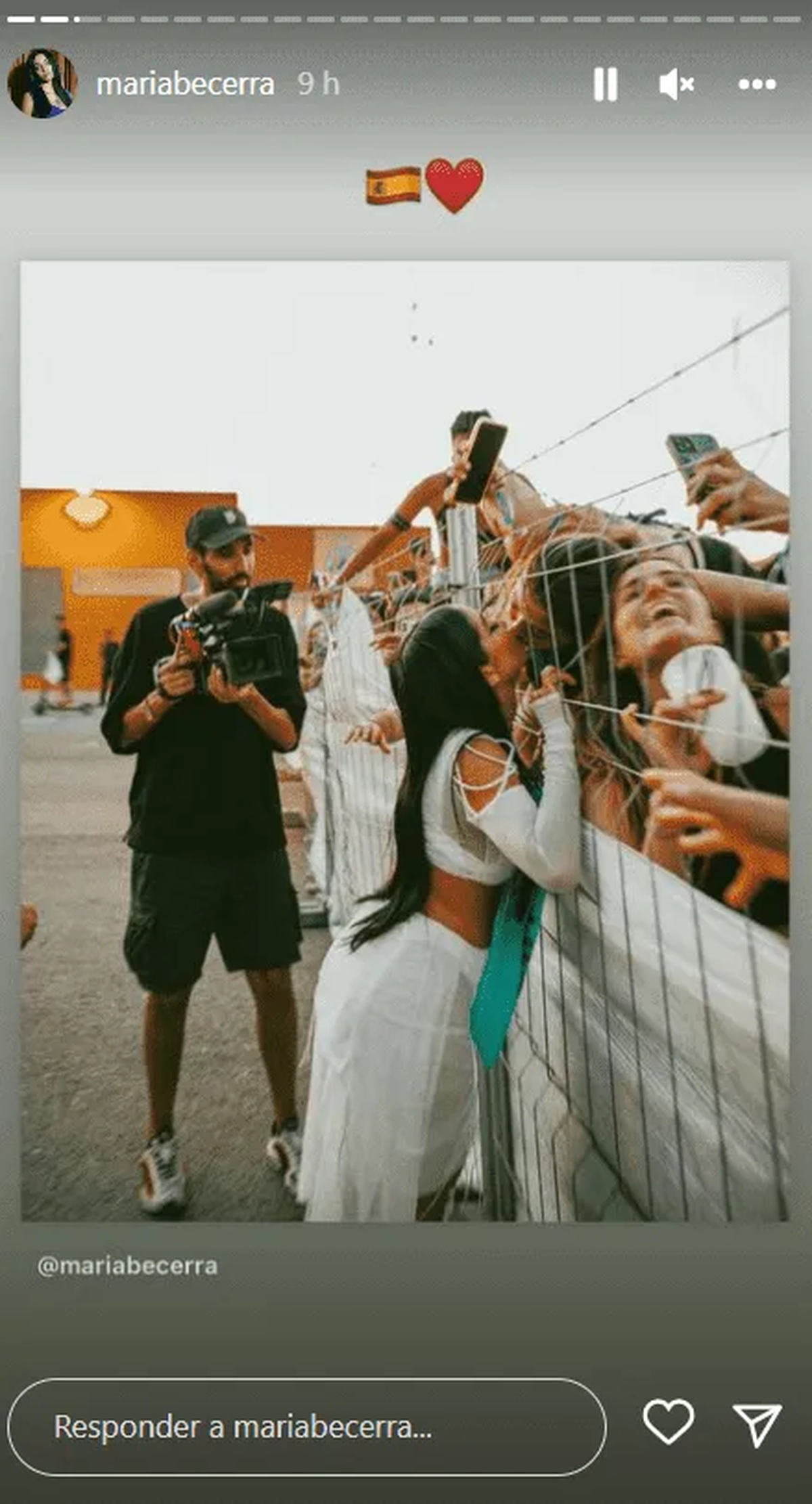María Becerra besando a su fan. 