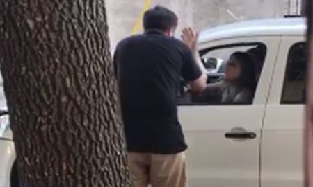 Relatos Salvajes en Santa Fe: un hombre insultó y pateó el auto de una mujer que lo había chocado Relatos Salvajes en Santa Fe: un hombre insultó y pateó el auto de una mujer que lo había chocado