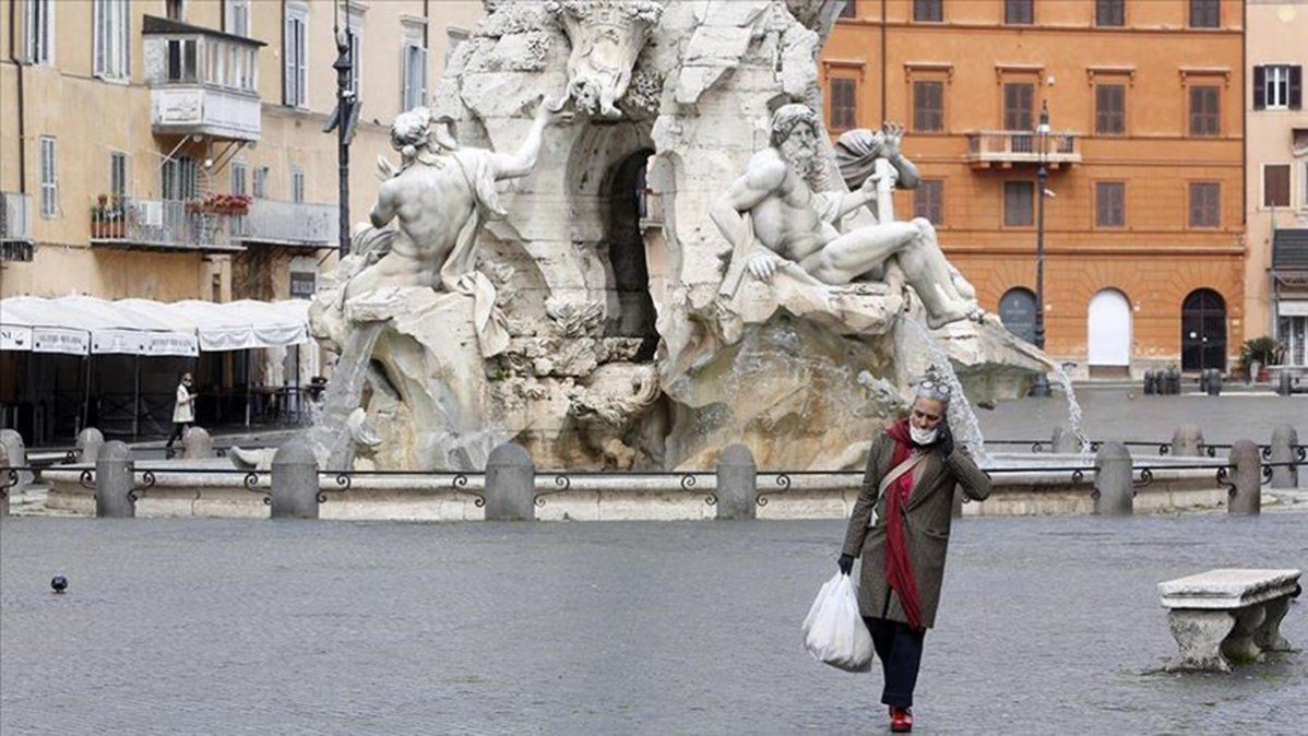 Aumentan los casos de coronavirus en Italia y buscan evitar el cierre de negocios para no perjudicar las ventas de Navidad.