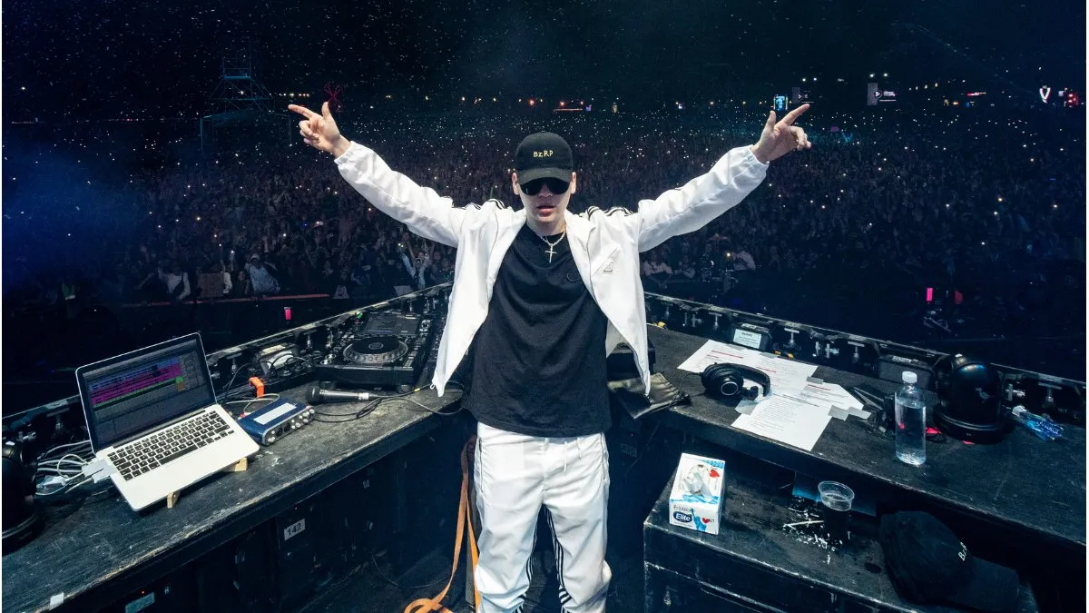 El exitoso productor Bizarrap protagonizó sorpresivamente anoche uno de los momentos más rockeros de la primera jornada del Lollapalooza Argentina.