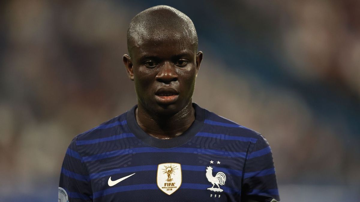 N’Golo Kanté tendrá una rehabilitación que le demandará cuatro meses y no podrá jugar el Mundial Qatar 2022 con Francia.