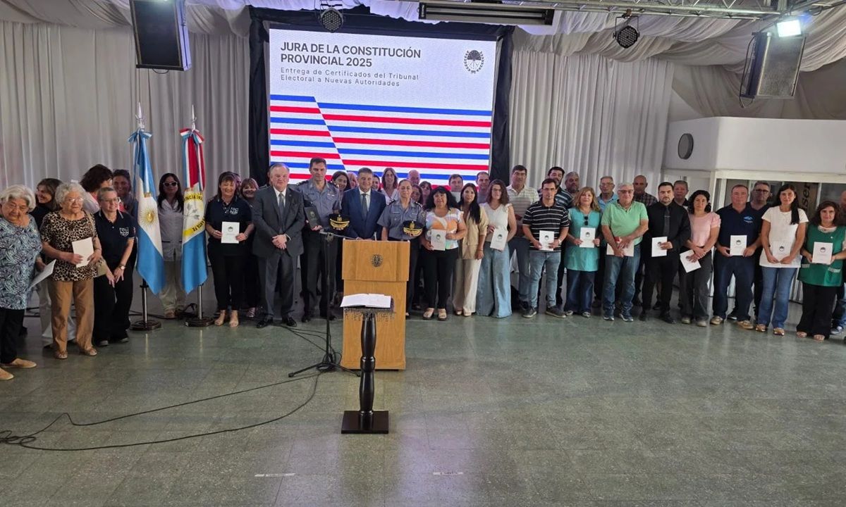 Felipe Michlig tomó juramento por la nueva Constitución provincial a autoridades del departamento San Cristóbal. Felipe Michlig tomó juramento por la nueva Constitución provincial a autoridades del departamento San Cristóbal.