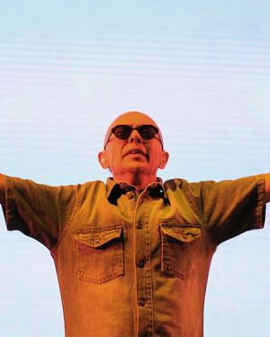 El Indio Solari en uno de sus masivos e históricos conciertos. Tras confirmarse su partida, el mundo artístico lo despidió recordando sus letras, su coherencia y el ritual del pogo más grande del mundo. El Indio Solari en uno de sus masivos e históricos conciertos. Tras confirmarse su partida, el mundo artístico lo despidió recordando sus letras, su coherencia y el ritual del pogo más grande del mundo.