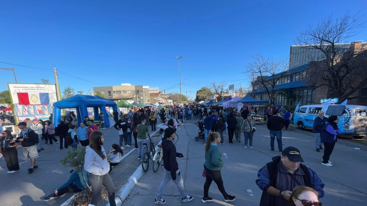 La Avenida se transformó en una peatonal que se extendió por 300 metros a lo largo, para que los santafesinos puedan apreciar los puestos y shows. La Avenida se transformó en una peatonal que se extendió por 300 metros a lo largo, para que los santafesinos puedan apreciar los puestos y shows.