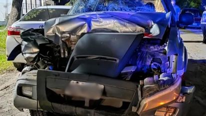 Alcoholizados chocaron un acoplado, un Toyota Corolla y abandonaron la camioneta en la calle