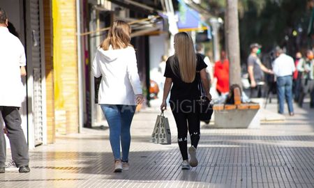 Los comercios ampliaron los horarios de atención. Los comercios ampliaron los horarios de atención.