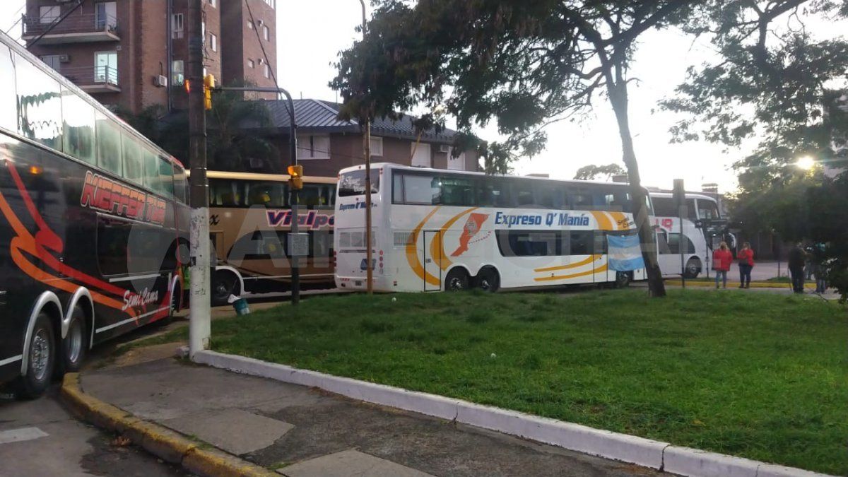 Los manifestantes sostendrán el bloqueo de la terminal de ómnibus hasta que tengan una solución, según indicaron al móvil de Aire de Santa Fe.